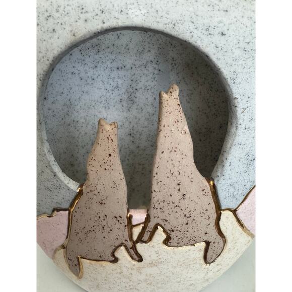 Southeast Art Pottery Matte Stone Finish Howling Coyotes Vase - Picture 9 of 10